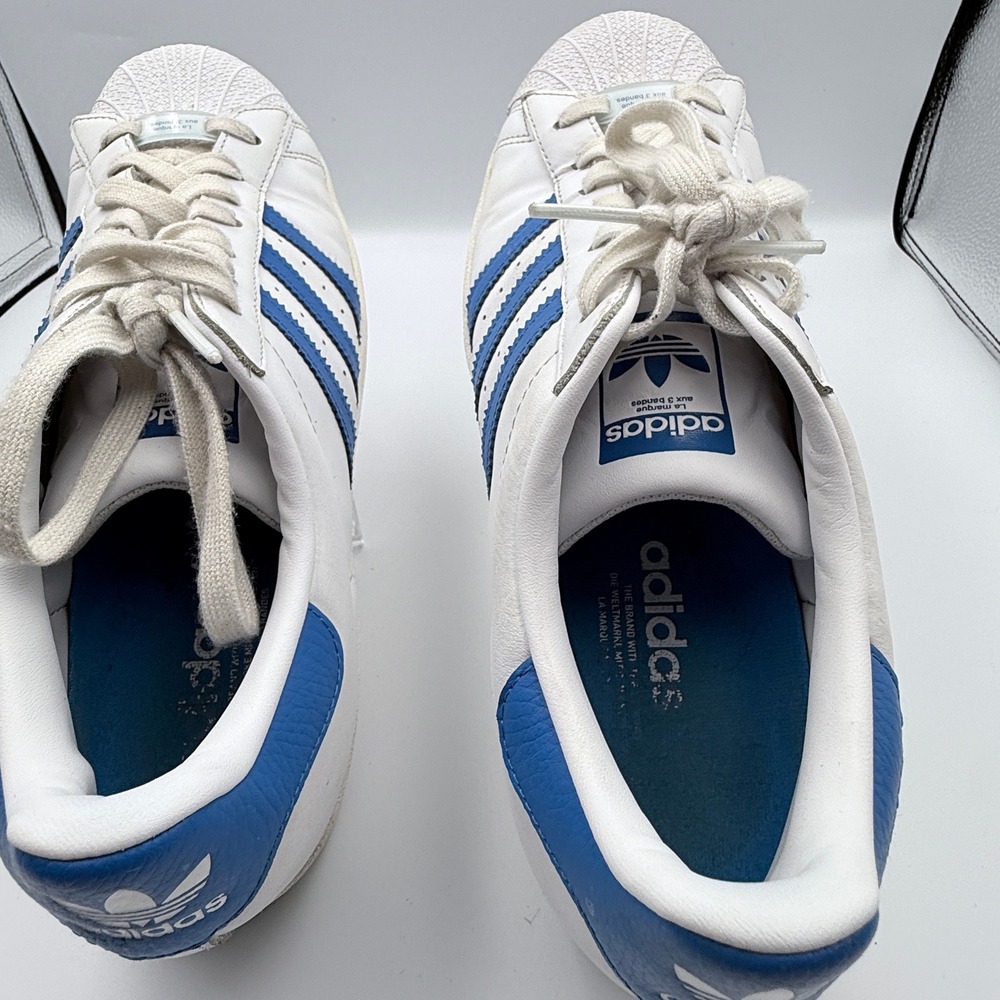 Adidas Superstar Size 10.5 Mens White Blue BIRD Leather Shell Sneakers FW4406 - Picture 4 of 7